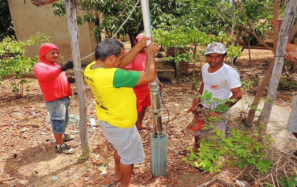 Prefeitura equipa poço na comunidade Pé de Manga
