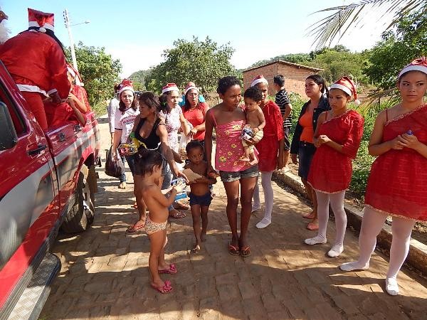 Papai Noel distribui presentes para as crianças de Lagoinha  - Imagem 9