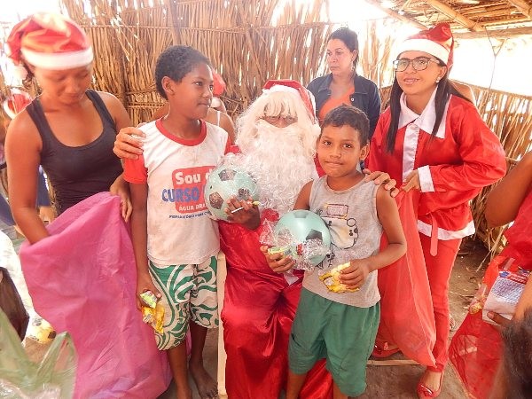 Papai Noel distribui presentes para as crianças de Lagoinha  - Imagem 26