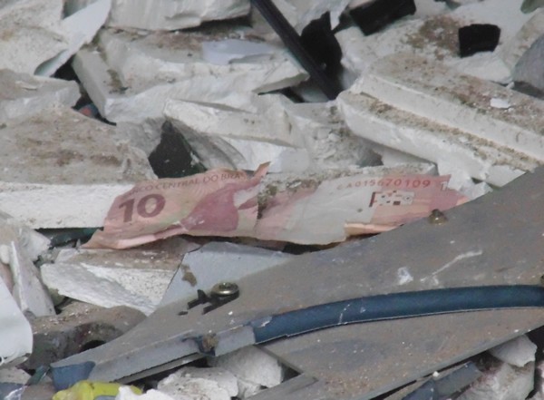 Bandidos explodem caixa eletrônico do Banco do Brasil em Porto/PI - Imagem 2