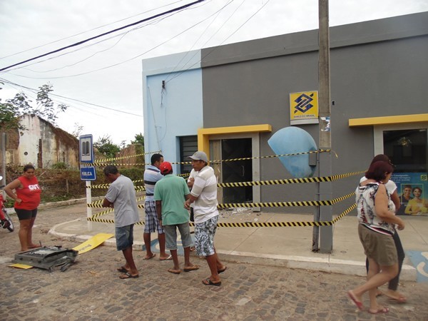 Bandidos explodem caixa eletrônico do Banco do Brasil em Porto/PI - Imagem 1
