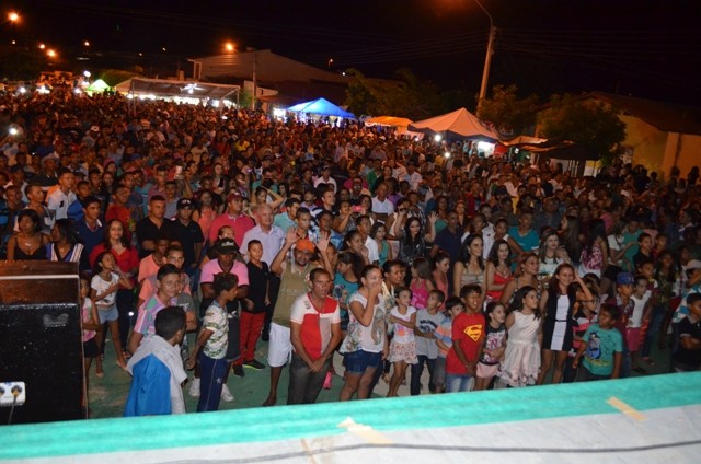 Vera Mendes comemora seus 19 anos e Frank Aguiar agita multidão. Veja a cobertura fotográfica: - Imagem 47