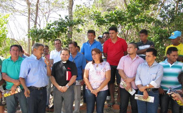 Prefeito entrega à comunidade religiosa a nova imagem da Virgem dos Remédios! - Imagem 3