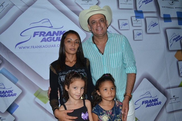 Vera Mendes comemora seus 19 anos e Frank Aguiar agita multidão. Veja a cobertura fotográfica: - Imagem 42