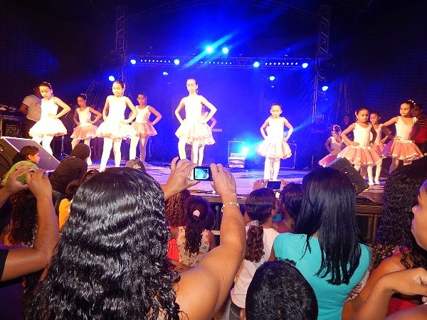 Escolinha de Balé Passo a Passo se apresentou para a população  - Imagem 5