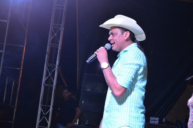 Vera Mendes comemora seus 19 anos e Frank Aguiar agita multidão. Veja a cobertura fotográfica: - Imagem 2