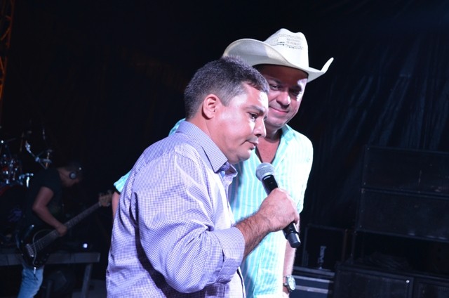 Vera Mendes comemora seus 19 anos e Frank Aguiar agita multidão. Veja a cobertura fotográfica: - Imagem 4