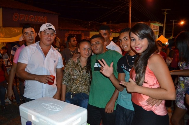 Vera Mendes comemora seus 19 anos e Frank Aguiar agita multidão. Veja a cobertura fotográfica: - Imagem 65