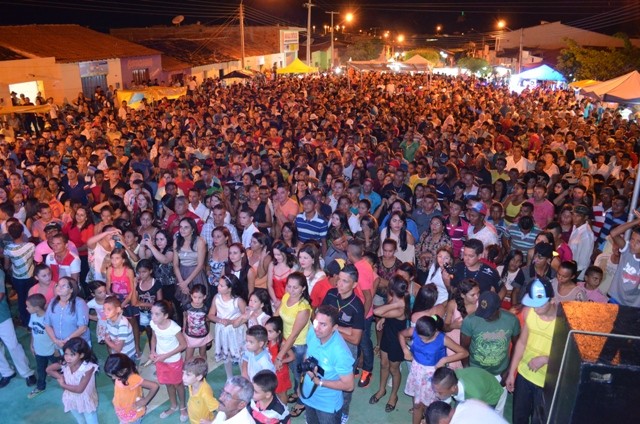 Vera Mendes comemora seus 19 anos e Frank Aguiar agita multidão. Veja a cobertura fotográfica: - Imagem 8