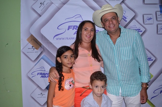 Vera Mendes comemora seus 19 anos e Frank Aguiar agita multidão. Veja a cobertura fotográfica: - Imagem 31