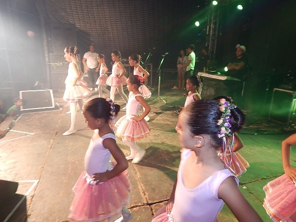 Escolinha de Balé Passo a Passo se apresentou para a população  - Imagem 3