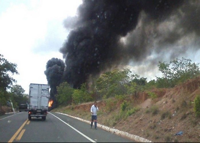 Caminhão tanque e ônibus da empresa transbrasiliana colide e pegam Fogo em um Grave acidente em Monsenhor Gil  - Imagem 2