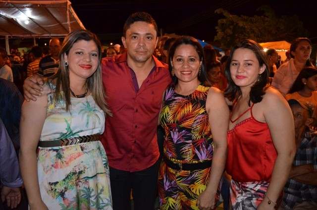 Vera Mendes comemora seus 19 anos e Frank Aguiar agita multidão. Veja a cobertura fotográfica: - Imagem 92