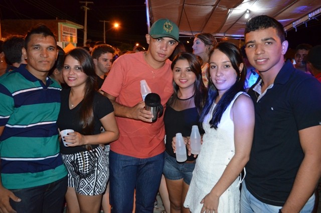 Vera Mendes comemora seus 19 anos e Frank Aguiar agita multidão. Veja a cobertura fotográfica: - Imagem 67