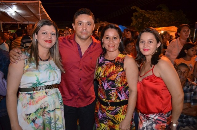 Vera Mendes comemora seus 19 anos e Frank Aguiar agita multidão. Veja a cobertura fotográfica: - Imagem 14