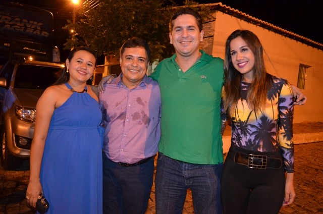 Vera Mendes comemora seus 19 anos e Frank Aguiar agita multidão. Veja a cobertura fotográfica: - Imagem 49