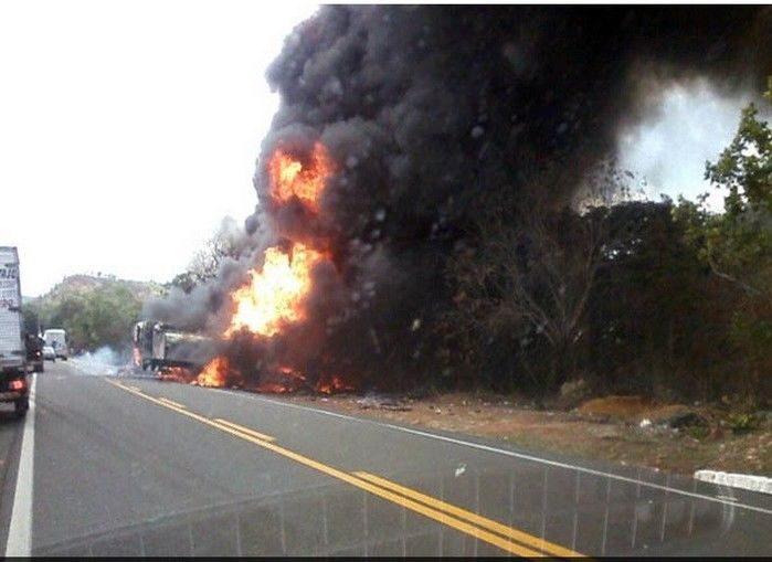 Caminhão tanque e ônibus da empresa transbrasiliana colide e pegam Fogo em um Grave acidente em Monsenhor Gil  - Imagem 1