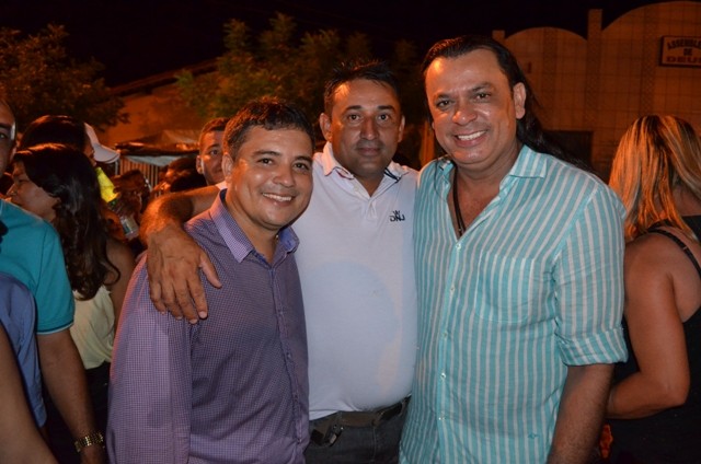 Vera Mendes comemora seus 19 anos e Frank Aguiar agita multidão. Veja a cobertura fotográfica: - Imagem 27