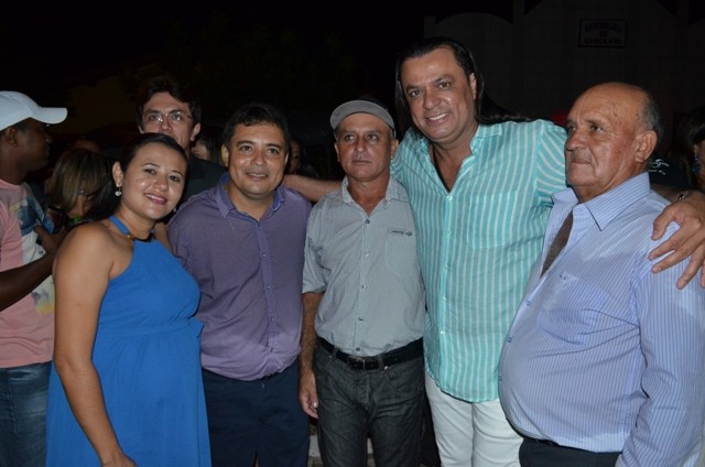 Vera Mendes comemora seus 19 anos e Frank Aguiar agita multidão. Veja a cobertura fotográfica: - Imagem 20