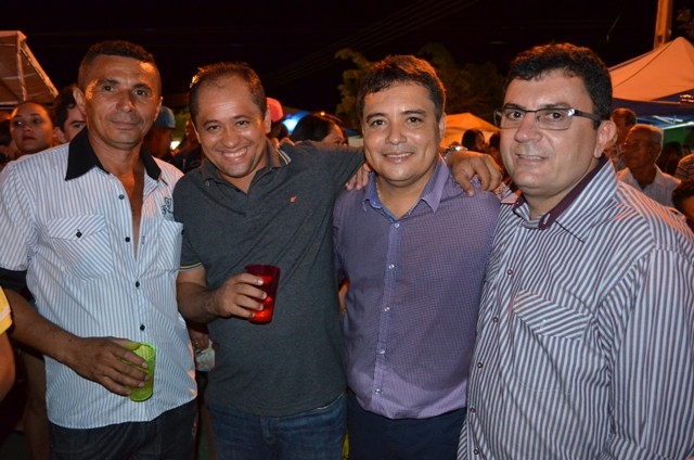 Vera Mendes comemora seus 19 anos e Frank Aguiar agita multidão. Veja a cobertura fotográfica: - Imagem 91