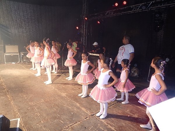 Escolinha de Balé Passo a Passo se apresentou para a população  - Imagem 1