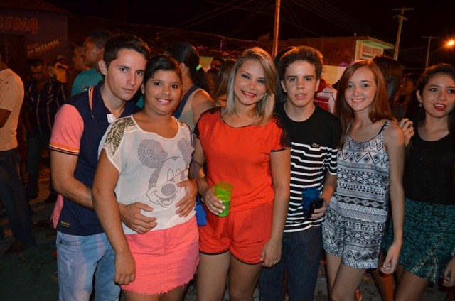 Vera Mendes comemora seus 19 anos e Frank Aguiar agita multidão. Veja a cobertura fotográfica: - Imagem 71
