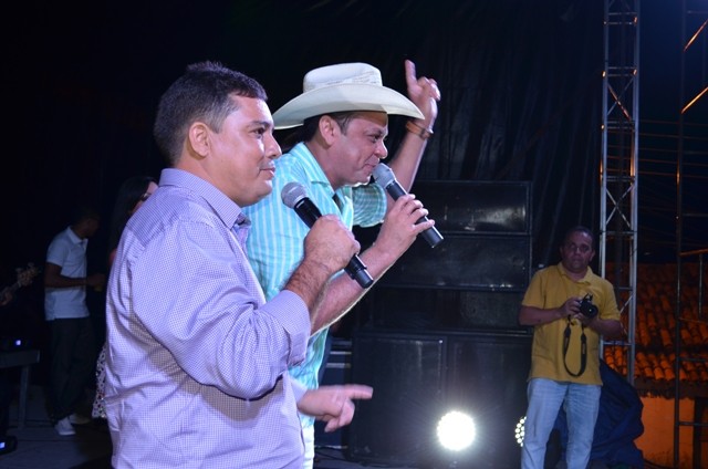 Vera Mendes comemora seus 19 anos e Frank Aguiar agita multidão. Veja a cobertura fotográfica: - Imagem 5