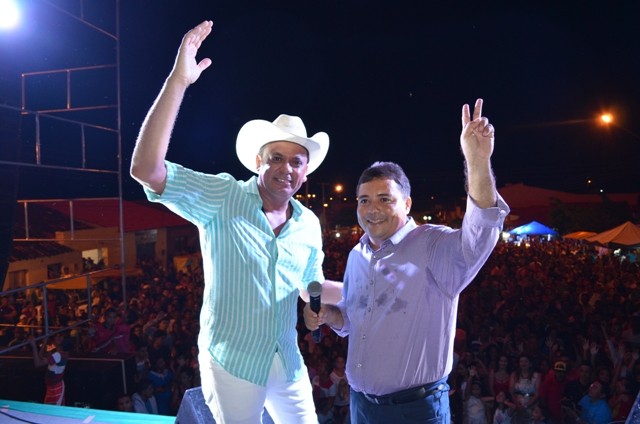 Vera Mendes comemora seus 19 anos e Frank Aguiar agita multidão. Veja a cobertura fotográfica: - Imagem 7