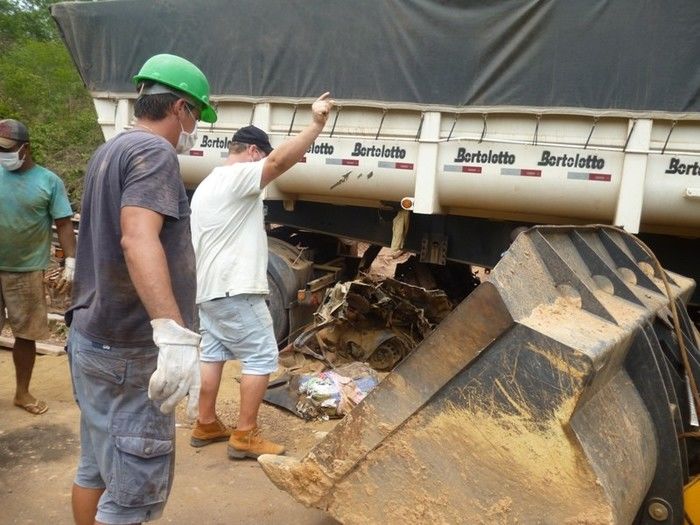Corpos são retirados das ferragens aproximadamente 20h após o acidente já exalando intenso odor.  - Imagem 2