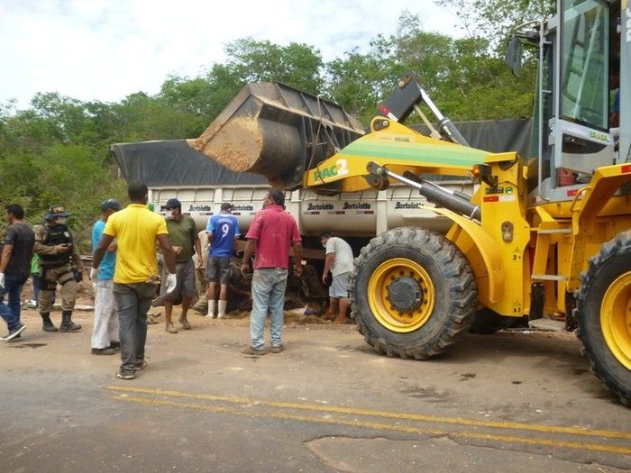 Corpos são retirados das ferragens aproximadamente 20h após o acidente já exalando intenso odor.  - Imagem 1