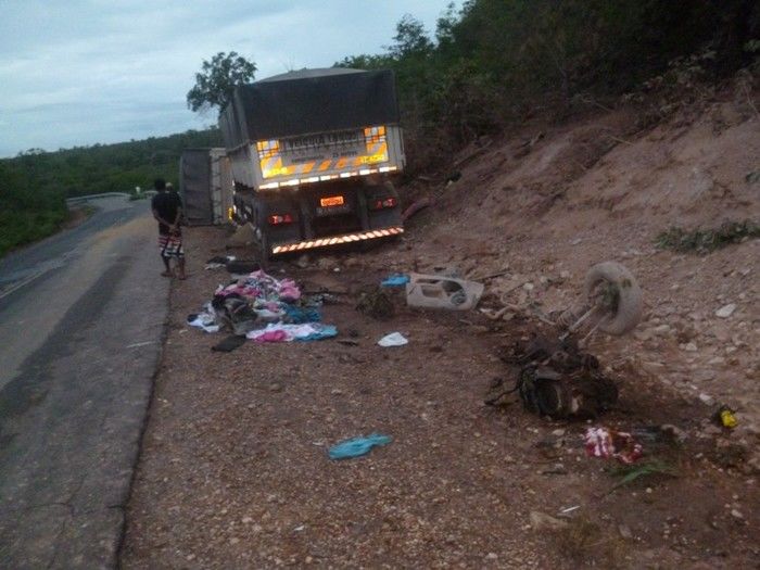 Grave acidente entre carro e caminhão deixa vários mortos presos às ferragens  - Imagem 1