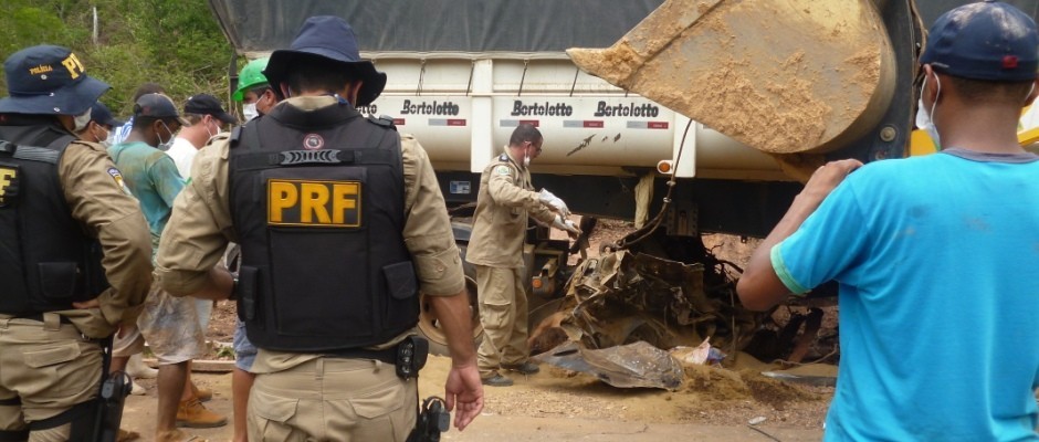 Corpos são retirados das ferragens aproximadamente 20h após o acidente já exalando intenso odor. 