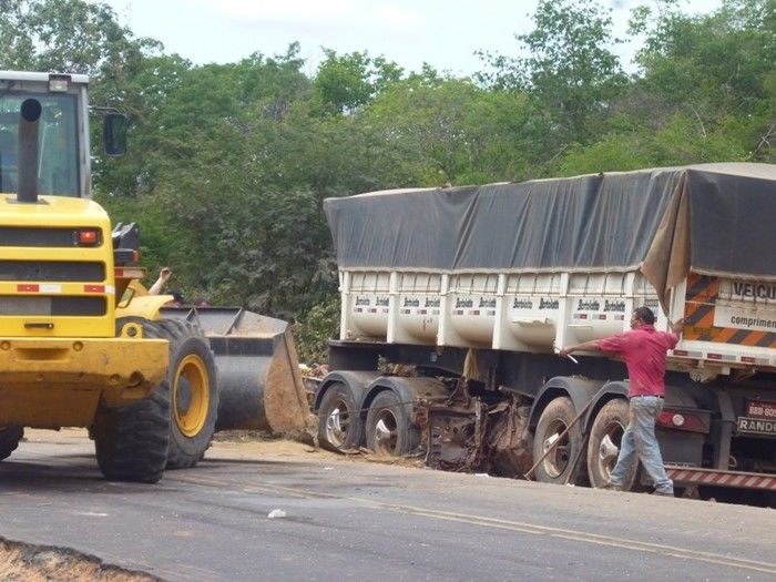 Corpos são retirados das ferragens aproximadamente 20h após o acidente já exalando intenso odor.  - Imagem 3