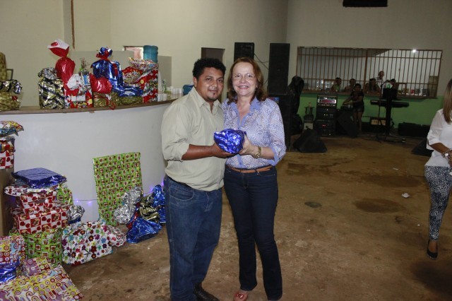 Funcionários participam da Festa de confraternização da Prefeitura de Miguel Alves Nesta Quinta-Feira (19/12), a Prefeitura de Miguel realizou a conf - Imagem 37