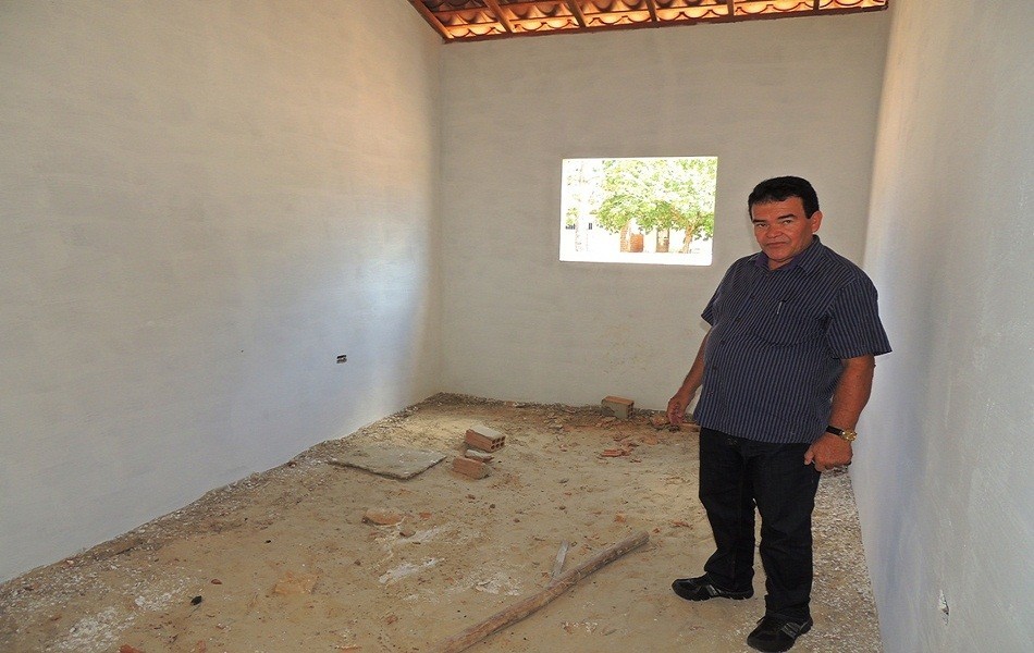 Vereador Chico Zaca visita obras em andamento na cidade