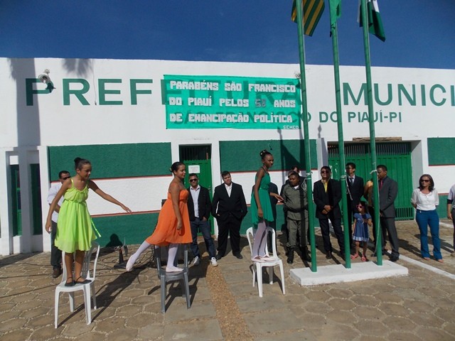 Momento Cívico comemorando os 58 anos de emancipação politica de São Francisco do Piauí - Imagem 5