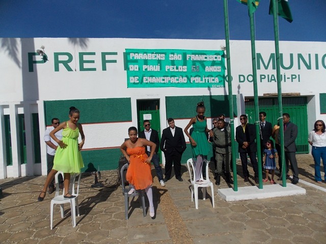 Momento Cívico comemorando os 58 anos de emancipação politica de São Francisco do Piauí - Imagem 7