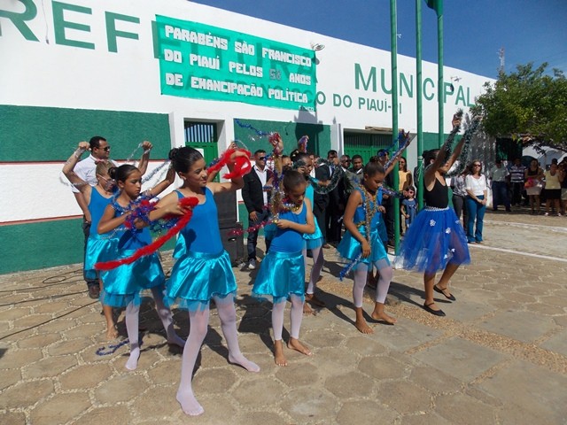 Momento Cívico comemorando os 58 anos de emancipação politica de São Francisco do Piauí - Imagem 9
