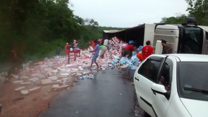 Em menos de oito dias, mais uma carreta tomba no mesmo local onde quatro pessoas perderam a vida em trágico acidente  - Imagem 1