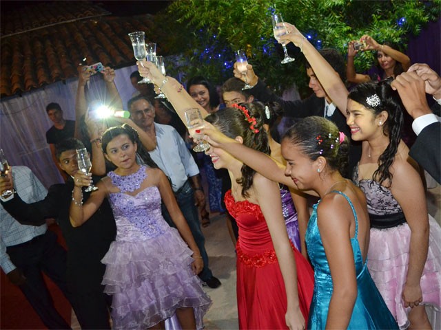 Concludentes da Escola Nova Veneza recebem outorga de grau - Imagem 6