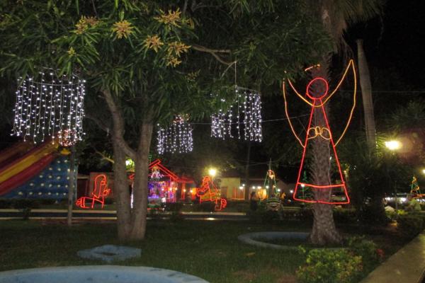 Prefeito Luiz Neto inaugura nova iluminação na praça da igreja da matriz - Imagem 13