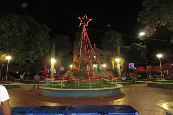 Prefeito Luiz Neto inaugura nova iluminação na praça da igreja da matriz - Imagem 8