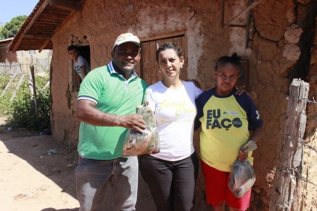 Prefeita Dra. Salete Rêgo faz a entrega de Peixes para famílias carentes. - Imagem 8