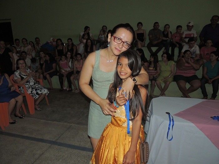 Estudantes participam de solenidade de entrega de certificados e medalhas - Imagem 56