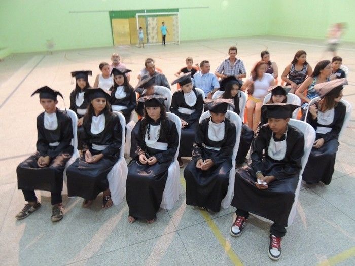 Estudantes participam de solenidade de entrega de certificados e medalhas - Imagem 9