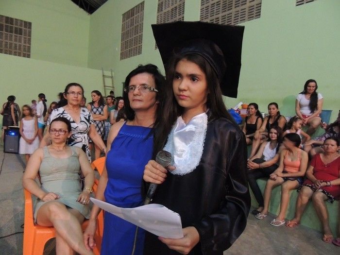Estudantes participam de solenidade de entrega de certificados e medalhas - Imagem 78