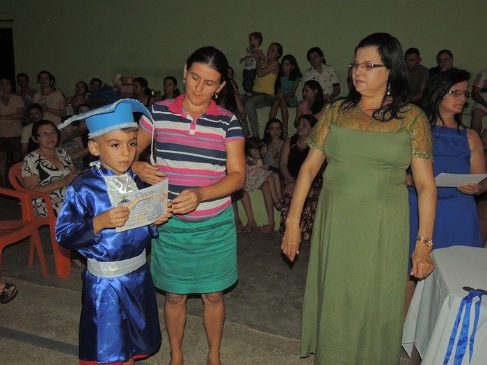 Estudantes participam de solenidade de entrega de certificados e medalhas - Imagem 44