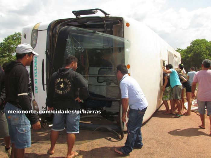 Ônibus da empresa Princesa do Sul tomba em Barras - Imagem 20