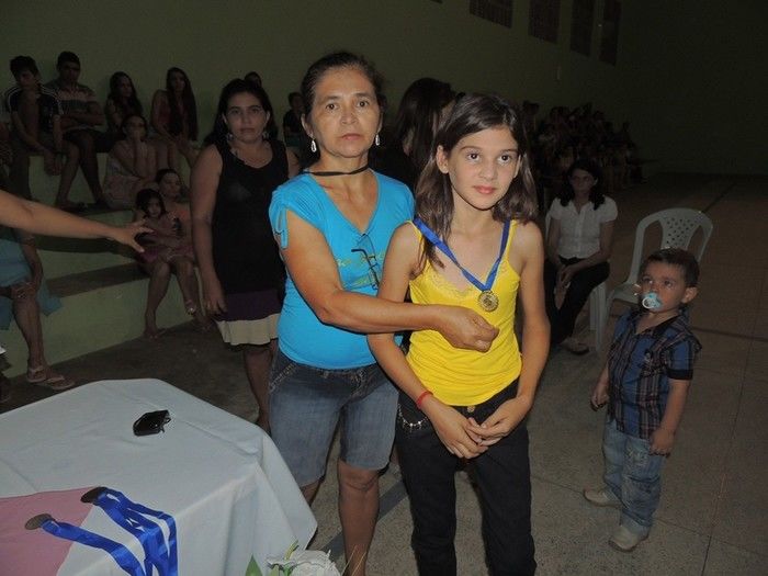 Estudantes participam de solenidade de entrega de certificados e medalhas - Imagem 72