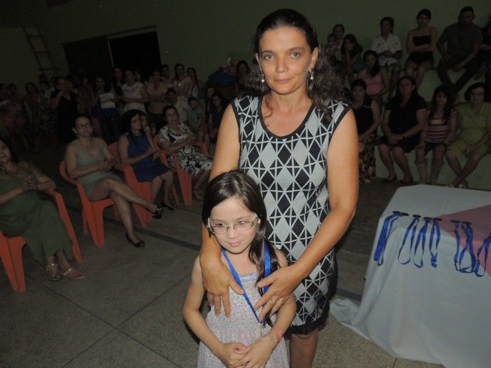 Estudantes participam de solenidade de entrega de certificados e medalhas - Imagem 53